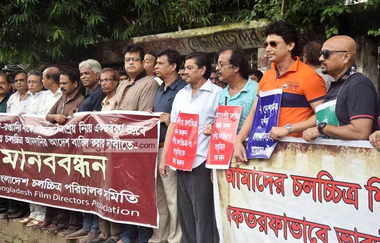 আন্দোলন নিয়ে ওমর সানি বলেন, &lsquo;সবার একাত্মতা ছাড়া কোনো আন্দোলন সফল হয় না। আজকের এই মানব বন্ধনে আরো অনেক শিল্পীর উপস্থিতি কাম্য ছিল। কিন্তু তারা আসেননি।&rsquo; ছবি : মাহবুব আলম।