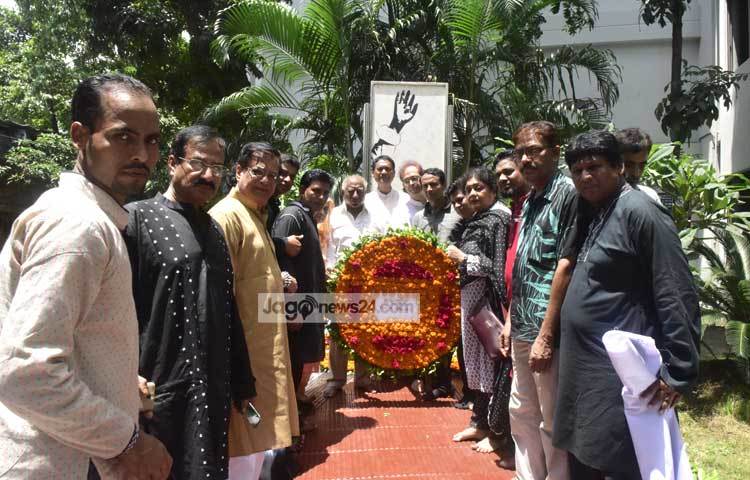 জাতির জনক বঙ্গবন্ধু শেখ মুজিবুর রহমানের প্রতিকৃতিতে শ্রদ্ধা জানাচ্ছে এফডিসির চলচ্চিত্র সংশ্লিষ্টরা। ছবি : মাহবুব আলম।