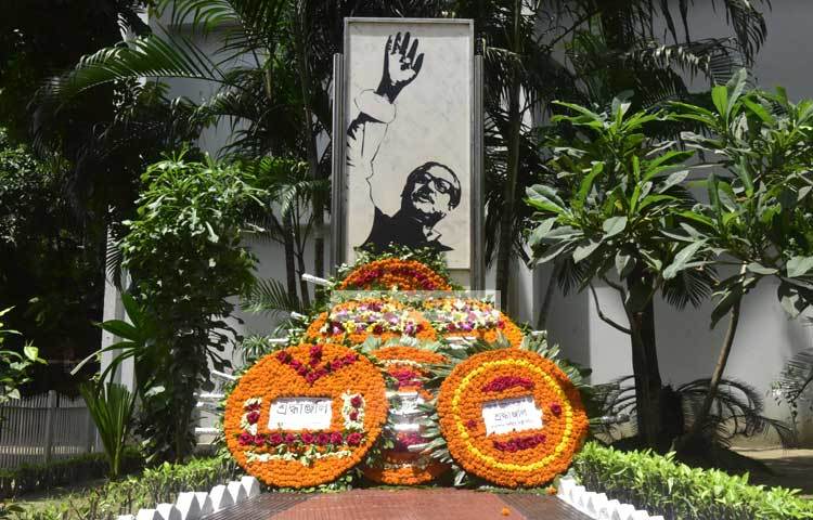 এফডিসিতে বঙ্গবন্ধুর প্রতিকৃতিতে ফুল দিয়ে শ্রদ্ধা নিবেদন করা হয়েছে। ছবি : মাহবুব আলম।