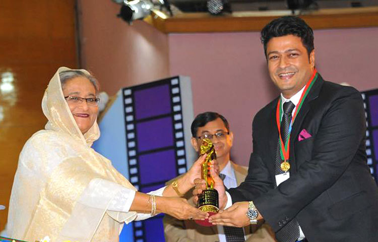 চলচ্চিত্র পুরস্কার গ্রহণ করছেন দর্শকনন্দিত চিত্রনায়ক ফেরদৌস।