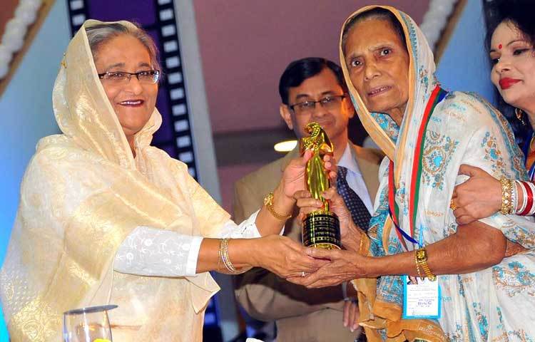 এবারের চলচ্চিত্র পুরস্কার-২০১৪ উপলক্ষে আজীবন সম্মাননা পেয়েছেন রানী সরকার।