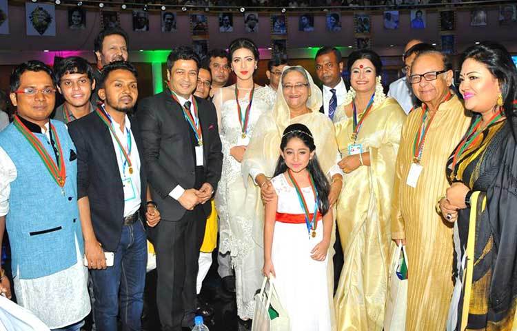 ফটোসেশনে পুরস্কার বিজয়ীরা।