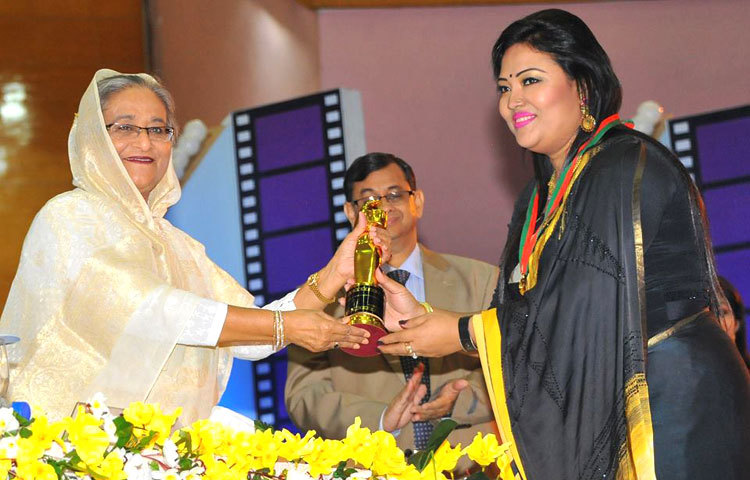 ফোক সম্রাজ্ঞী মমতাজ প্রধানমন্ত্রী শেখ হাসিনার কাছ থেকে পুরস্কার গ্রহণ করছেন।