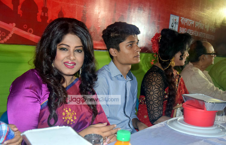 ইফতার মাহফিলে হাস্যোজ্জ্বল চিত্রনায়িকা মৌসুমী। ছবি : মাহবুব আলম।