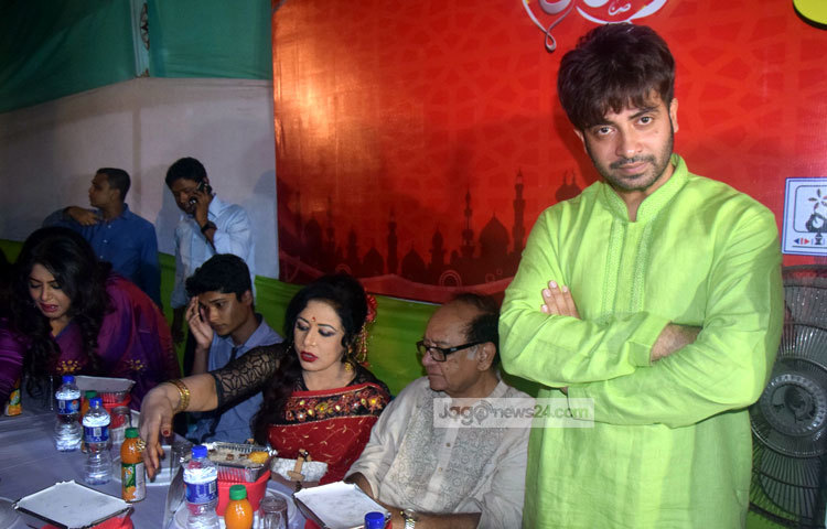 ইফতার মাহফিলের এক ফাঁকে ক্যামেরাবন্দি হয়েছেন ঢাকাই চলচ্চিত্রের শীর্ষ নায়ক শাকিব খান। ছবি : মাহবুব আলম।