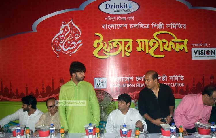বাংলাদেশ চলচ্চিত্র সমিতির ইফতার মাহফিলে অভিনেতা-অভিনেত্রী ছাড়া চলচ্চিত্র অঙ্গনের বিভিন্ন শাখার কর্মীরাও অংশগ্রহণ করেন। ছবি : মাহবুব আলম।