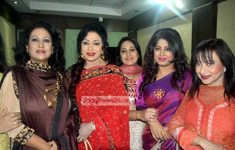 ইফতার মাহফিলে এসে ক্যামেরাবন্দি হয়েছেন ঢাকাই চলচ্চিত্রের এক ঝাঁক জনপ্রিয় মুখ। ছবি : মাহবুব আলম।