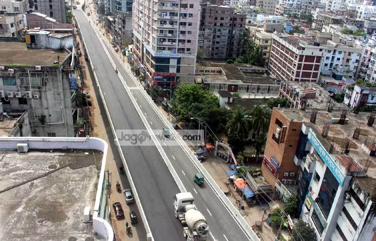 নির্মাণাধীন মগবাজার ফ্লাইওভারের ইস্কাটন-মগবাজার-মৌচাক অংশ যানবাহন চলাচলের জন্য খুলে দেয়ার পরে যান চলাচল শুরু হয়েছে। ছবি : বিপ্লব দিক্ষিৎ।