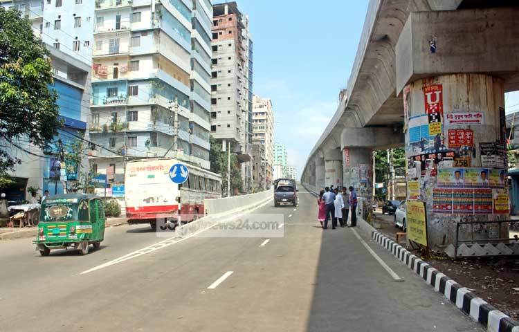 স্থানীয় সরকার, পল্লী উন্নয়ন ও সমবায়মন্ত্রী খন্দকার মোশাররফ হোসেন ফিতা কেটে যানবাহন চলাচলের জন্য আনুষ্ঠানিকভাবে উদ্বোধন করেন। ছবি : বিপ্লব দিক্ষিৎ।