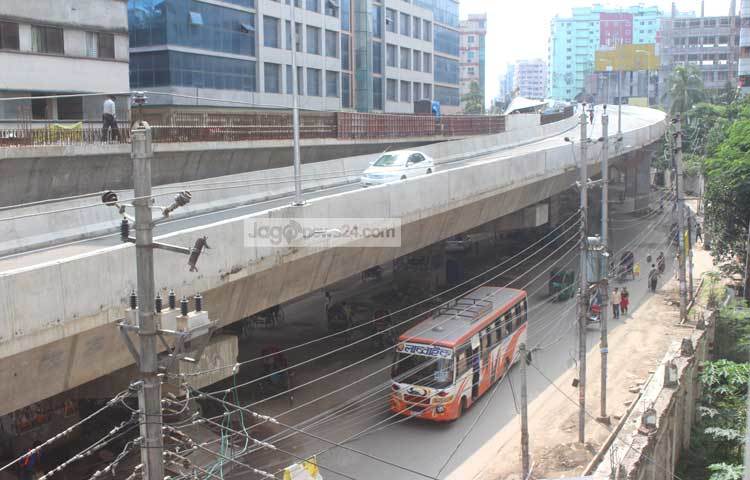 মগবাজার-মৌচাক ফ্লাইওভারের দ্বিতীয় অংশ উন্মুক্ত করার ফলে এ এলাকার যান চলাচল স্বাভাবিক হবে বলে আশা করছেন এ রুটের যাত্রীরা। ছবি : বিপ্লব দিক্ষিৎ।
