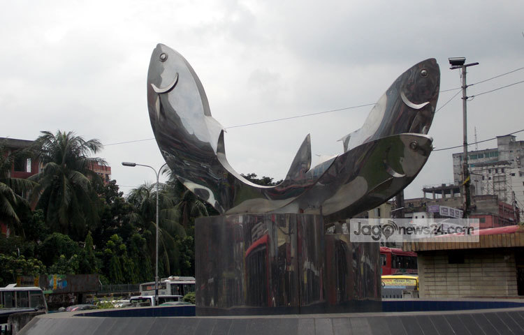 রাজধানীর ফার্মগেটের রুই কাতলা ভাস্কর্য লোকারণ্যের এই এলাকাকে আকর্ষণীয় করেছে তুলেছে। ছবি : রবিউল ইসলাম পলাশ।