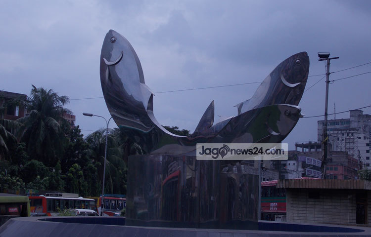 স্টিলে নির্মিত তিনটি রুই কাতলা দিয়ে এই ভাস্কর্যটি তৈরি করা হয়েছে। ছবি : রবিউল ইসলাম পলাশ।