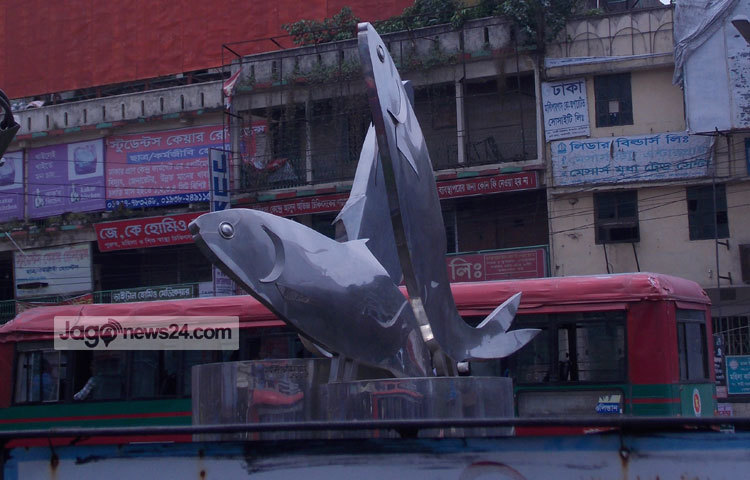 রাজধানীর ফার্মগেটের এই ভাস্কর্যটি নির্মাণ করেছেন খ্যাতিমান ভাস্কর হামিদুজ্জামান খান। ছবি : রবিউল ইসলাম পলাশ।