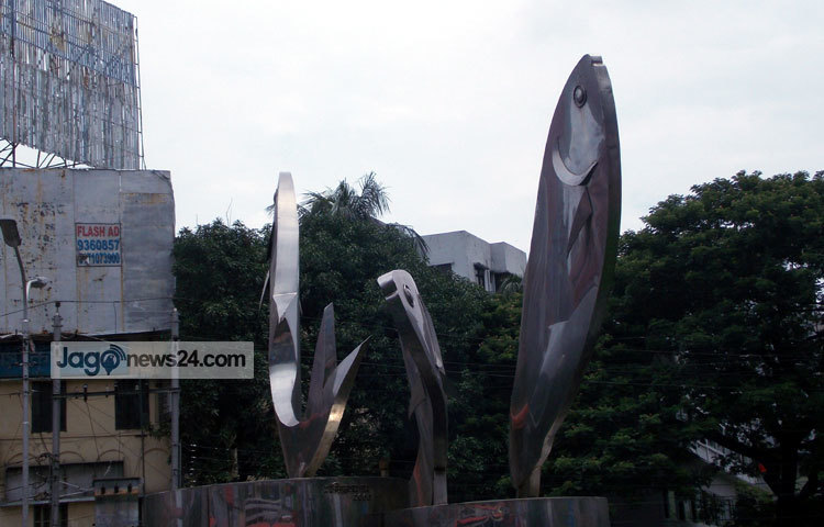 ফার্মগেটে এলে এই ভাস্কর্যটি সবার চোখে পড়বে। এটি দেখলে সত্যিই মন ভালো হয়ে যায়। ছবি : রবিউল ইসলাম পলাশ।