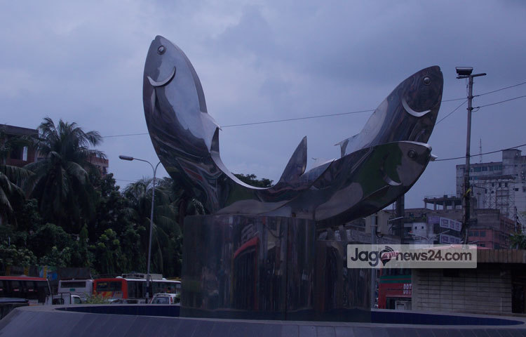 রুই কাতলা ভাস্কর্যটি ফার্মগেট এলাকার সৌন্দর্যকে বহুগুণে বাড়িয়ে দিয়েছে। ছবি : রবিউল ইসলাম পলাশ।