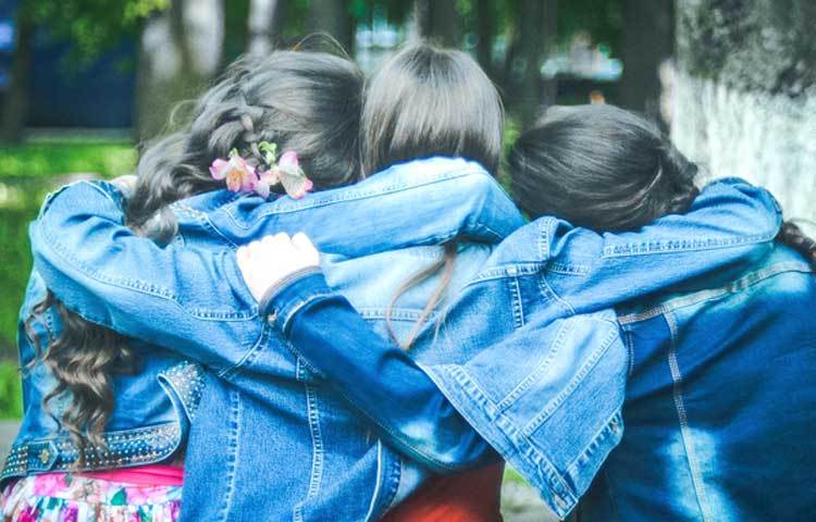 বন্ধু দিবসের ইতিহাস থেকে জানা জায়, ১৯২০-র দশকে &lsquo;গ্রিটিংস কার্ড ন্যাশনাল অ্যাসোসিয়েশন&rsquo; বন্ধু দিবসের প্রচার শুরু করে। তবে এটা কার্ড বিক্রির ফন্দি বলে প্রতিরোধ হওয়ায় তা হালে পানি পায়নি।