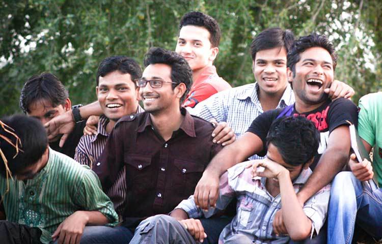 ১৯৩৫ সালে মার্কিন কংগ্রেসে বন্ধুত্বকে মর্যাদা জানাতে বন্ধু দিবস পালন করা হবে বলে স্থির হয়। অগাস্ট মাসের প্রথম রবিরাব তা পালন করা হবে বলে সিদ্ধান্ত হয়।