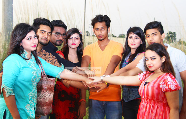 আন্তর্জাতিক বন্ধু দিবস আজ। তাই আজ হৃদয়ের আহবানে মিলেছে সব বন্ধুদের হাত। বন্ধু দিবসে ক্যামেরায় মডেল হয়েছেন স্পন্থা উর্মি, আকাশ, অন্তু, লিপসি, রাহুল, সামান্তা ও জাইসা। ছবি : এসডি প্রিন্স।