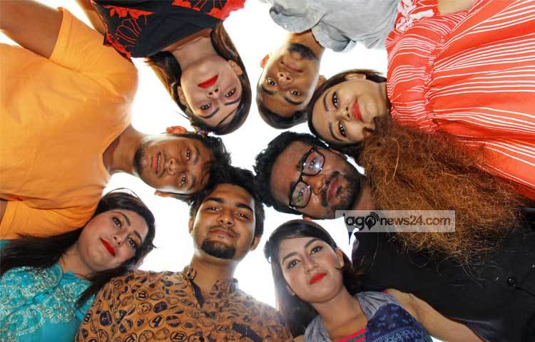 সত্যিকারার্থেই বন্ধুত্ব এক অদ্ভুত সম্পর্কের নাম। রক্তের হয়তো কোনো লেনদেন থাকে না এ ক্ষেত্রে, তবু সে সম্পর্কের চেয়েও বেশি আবেগের হয়ে ওঠে এটি। বন্ধু দিবসে ক্যামেরায় মডেল হয়েছেন স্পন্থা উর্মি, আকাশ, অন্তু, লিপসি, রাহুল, সামান্তা ও জাইসা। ছবি : এসডি প্রিন্স।