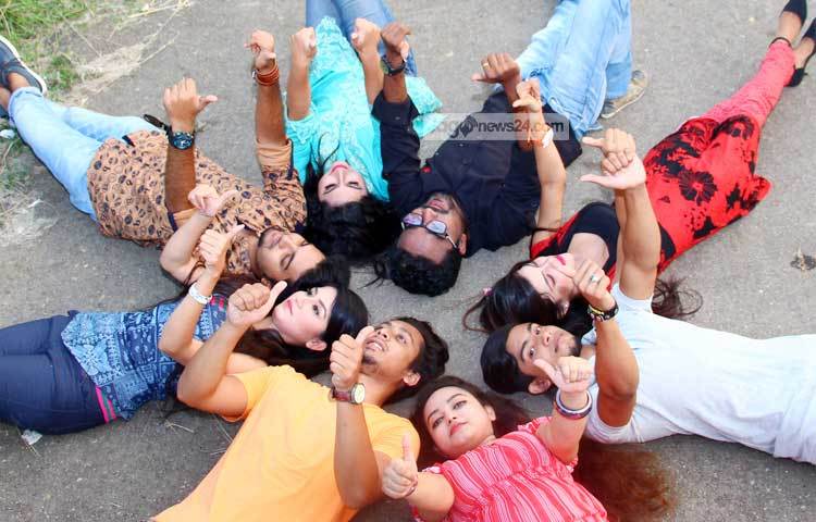 &lsquo;তুমি আমার পাশে বন্ধু হে একটু বসিয়া থাক।&rsquo; আসলেই এ গানের মত করে বন্ধুর পাশে বসে ঘণ্টার পর ঘণ্টা সময় পার করে দেওয়া যায়, সময় কখন ফুরিয়ে যায় তা টেরই পাওয়া যায় না। বন্ধু দিবসে ক্যামেরায় মডেল হয়েছেন স্পন্থা উর্মি, আকাশ, অন্তু, লিপসি, রাহুল, সামান্তা ও জাইসা। ছবি : এসডি প্রিন্স।