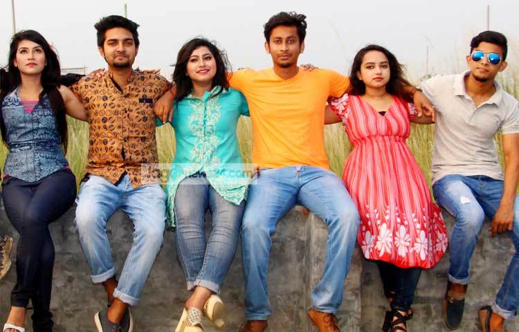 বন্ধুত্বের অটুট বন্ধন। এ বন্ধন যেন থাকে চিরকাল। বন্ধু দিবসে ক্যামেরায় মডেল হয়েছেন স্পন্থা উর্মি, আকাশ, অন্তু, লিপসি, রাহুল, সামান্তা ও জাইসা। ছবি : এসডি প্রিন্স।