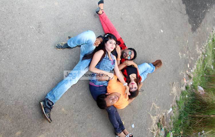 বন্ধুদের সঙ্গে আজ মন হারিয়েছে অজানায়। বলা হয়ে থাকে বন্ধু ছাড়া জীবন কখনই পূর্ণতা পায় না। বন্ধু দিবসে ক্যামেরায় মডেল হয়েছেন স্পন্থা উর্মি, আকাশ, অন্তু, লিপসি, রাহুল, সামান্তা ও জাইসা। ছবি : এসডি প্রিন্স।