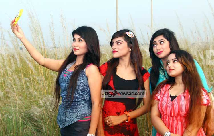 সেলফি এখন আমাদের জীবনের অন্যতম অনুষঙ্গ। তাই প্রিয় মানুষদের কাছে পেলে সেলফি তোলা চাই-ই চাই। বন্ধু দিবসে ক্যামেরায় মডেল হয়েছেন স্পন্থা উর্মি, আকাশ, অন্তু, লিপসি, রাহুল, সামান্তা ও জাইসা। ছবি : এসডি প্রিন্স।