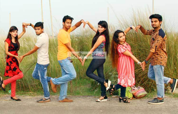 বন্ধুত্বের এমন মধুর বন্ধন স্মৃতি থেকে যেন কখনই হারিয়ে না যায়। বন্ধুত্বের সম্পর্ক দিয়েই সেজে উঠুক আগামীর পৃথিবী। বন্ধু দিবসে ক্যামেরায় মডেল হয়েছেন স্পন্থা উর্মি, আকাশ, অন্তু, লিপসি, রাহুল, সামান্তা ও জাইসা। ছবি : এসডি প্রিন্স।