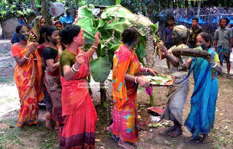 শনিবার (২০ আগস্ট) সকাল থেকে বিকেল ৪টা পর্যন্ত চলে এই বিয়ের অনুষ্ঠান। সকলের মনের বিশ্বাস ব্যাঙের বিয়ে দিলেই অনাবৃষ্টি কেটে যাবে। ছবি : এমদাদুল হক মিলন।