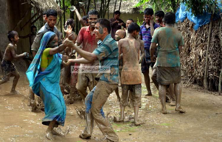 ব্যাঙের বিয়ে হিন্দু-মুসলিম সবাই মিলে এ আয়োজন করা হলেও বিয়েতে পালন করা হয় হিন্দু সম্প্রদায়ের বিয়ের নিয়ম-কানুন। ছবি : এমদাদুল হক মিলন।
