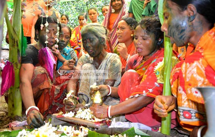 ব্যাঙের বিয়ের আয়োজন করে বিরল উপজেলার ভারাডাঙ্গী বেতুড়া পশ্চিম পাড়া গ্রামের মানুষ। ছবি : এমদাদুল হক মিলন।