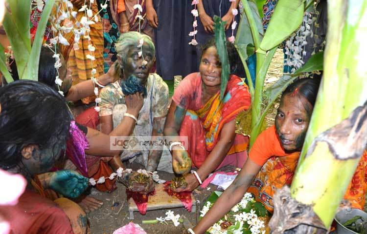 ব্যাঙের বিয়ে উপলক্ষে রঙ মাখামাখি করছেন সবাই। ছবি : এমদাদুল হক মিলন।