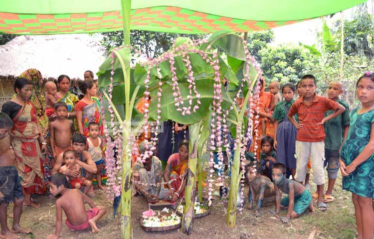 আনন্দ ফুর্তির জন্য ব্যাঙের বিয়ে উপলক্ষে বাজানো হয় মাইক। রং মেখে, কাদা মেখে শুরু হয় নাচ-গান। ছবি : এমদাদুল হক মিলন।