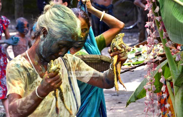 ব্যাঙের বিয়ে দিয়ে নাচ গান করছেন এই নারী। গ্রামের মানুষ বর-কনেকে দেখে টাকাসহ বিভিন্ন প্রকার উপহার দিয়েছেন। ছবি : এমদাদুল হক মিলন।