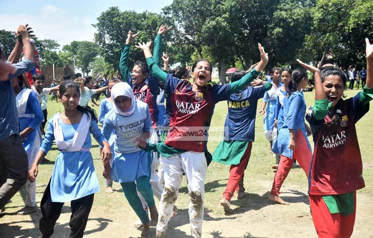 ফুটবল বালিকাদের উল্লাস। স্কুলের মাঠে ফুটবল ম্যাচ খেলতে পেরে এসব ছাত্রীরা খুবই আনন্দিত। ছবি : মাহবুব আলম।