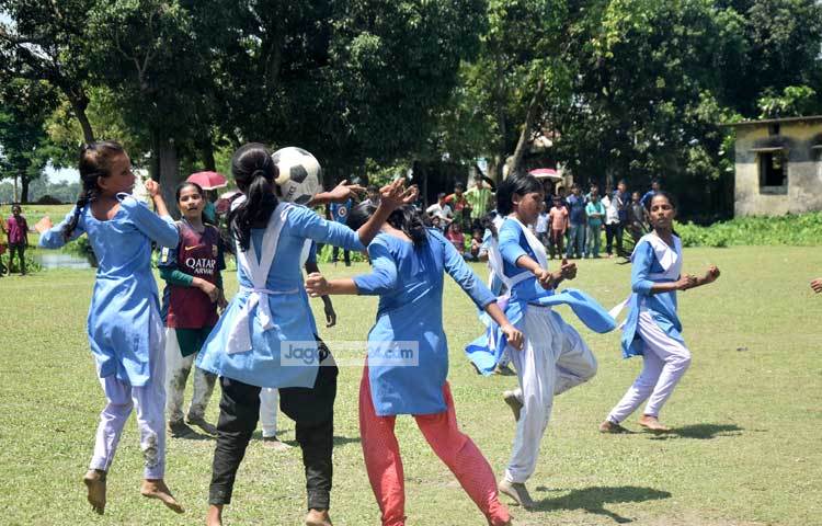 স্কুলের শিক্ষকরা আশা করছেন এ ধরনের ফুটবল ম্যাচ অনুষ্ঠিত হলে ছাত্রীদের মানসিক বিকাশ ঘটবে। ছবি : মাহবুব আলম।
