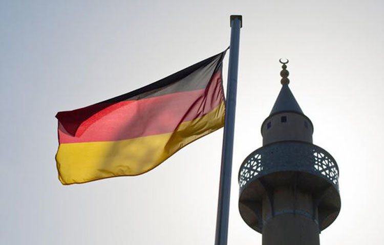 জার্মানিতে ১৯ ঘণ্টা রোজা : এবছর জার্মানিতে সব ধর্মপ্রাণ মুসলমানকে সেহরি খেতে হচ্ছে রাত সাড়ে তিনটায় আর ইফতার রাত দশটায়।