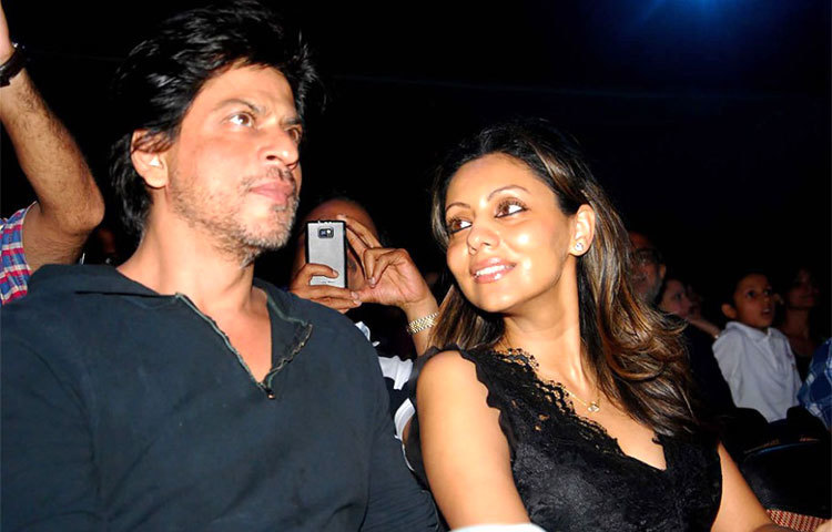 একটি অনুষ্ঠানে শাহরুখ খানের সঙ্গে গৌরি খান। শাহরুখের খ্যাতির পেছনে তার অসামান্য অবদান রয়েছে।