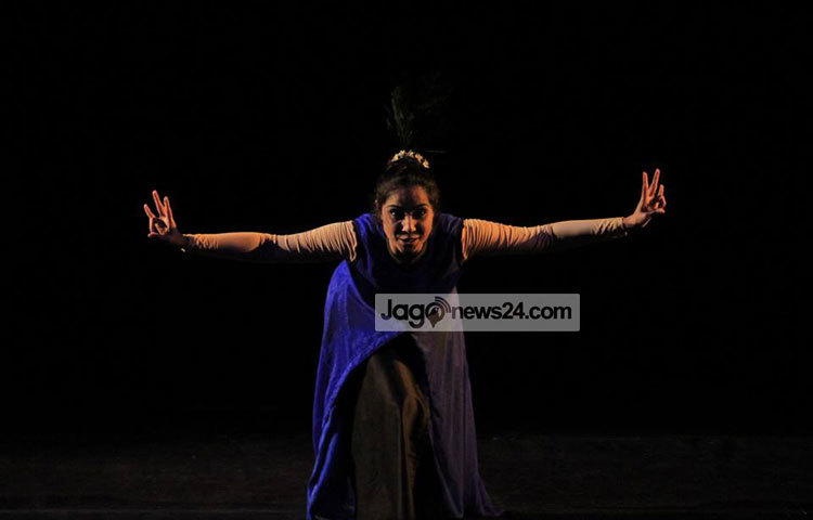 এ নাটকে দেখা গেছে একটি ভূখণ্ডের কোনো এক স্থানে জন্ম নেয় উগ্রপন্থা। সেই উগ্রপন্থার অনুসারীরা বিপরীত সব মতবাদ প্রত্যাখ্যান করে শুধু একটি মতবাদকেই প্রতিষ্ঠা করতে চায়। ছবি : ফেসবুক।