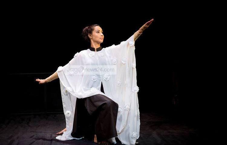 নাটকটির সংগীত পরিকল্পনা করেছেন সাইম রানা। মঞ্চ পরিকল্পনা করেছেন নির্দেশক সুদীপ চক্রবর্তী। আলোক পরিকল্পনা করেছেন আতিকুল ইসলাম। ছবি : ফেসবুক।