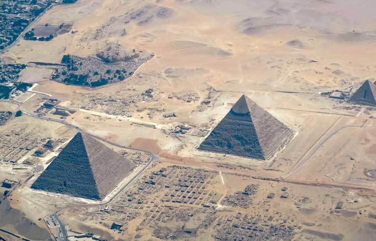 গিজা : মিশরের গিজা শহরের পিরামিড পাখির চোখে দেখতে অনেক ছোট লাগছে।