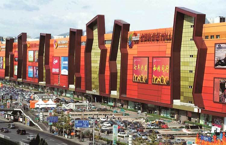 গোল্ডেন রিসোর্সেস মল : চীনের বেইজিংয়ে অবস্থিত এই শপিং মলটিতে সব সৌখিন মানুষ কেনাকাটা করতে আসেন।