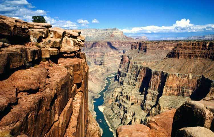 গ্র্যান্ড ক্যানিয়ন : এটি মার্কিন যুক্তরাষ্ট্রের সবচেয়ে বড় গিরিখাত।