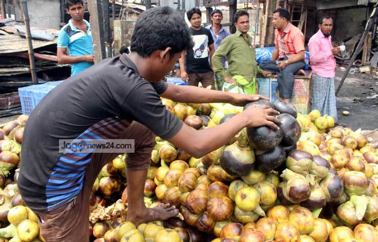 গ্রীষ্মের দাবদাহে পানি তালের প্রচুর চাহিদা রয়েছে। কারওয়ান বাজার থেকে পানি তালের দৃশ্য ক্যামেরাবন্দি করেছেন আলোকচিত্রী বিপ্লব দিক্ষিৎ। ছবি : বিপ্লব দিক্ষিৎ।