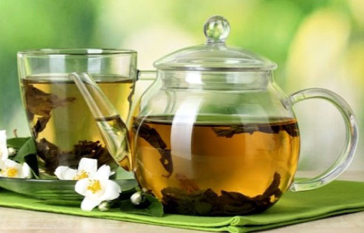 গ্রিন টি: শরীর সচেতন মানুষের কাছে গ্রিন টি খুবই জনপ্রিয়। শুধু ওজন কমাতে নয়, গ্রিন টি ক্যান্সারের ঝুঁকিও কমায়। কোলেস্টেরল ও ট্রাই-গ্লিসারাইডও নিয়ন্ত্রণ রাখতে সাহায্য করে।