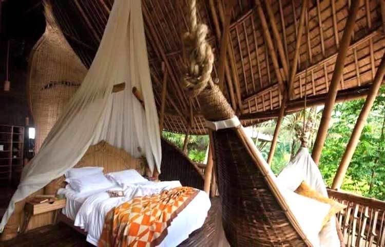 বাঁশের তৈরি বাড়িতে বাঁশের দোলনা ও খাট।