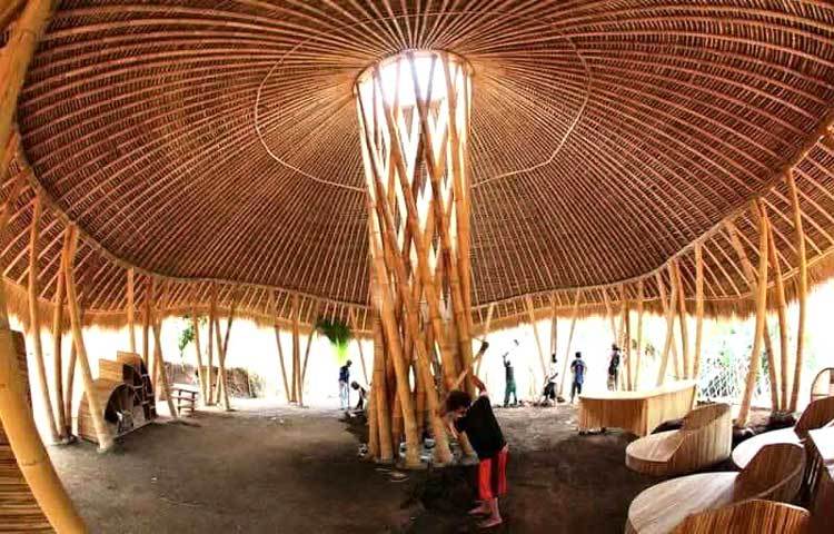 বাঁশ দিয়ে ছাতার মত বাড়ি নির্মাণ করা হচ্ছে।