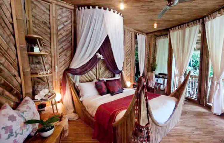 বাঁশের তৈরি নজরকাড়া শয়ন কক্ষ।