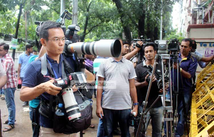 রোববার দুপুর সোয়া ১২টায় ছয় সদস্যের সিএসইউ ইউনিট ও পুলিশের বোমা ডিস্পোজাল ইউনিটের একটি গাড়ি হলি আর্টিসান রেস্টুরেন্টে প্রবেশ করে। ছবি : বিপ্লব দিক্ষিৎ।