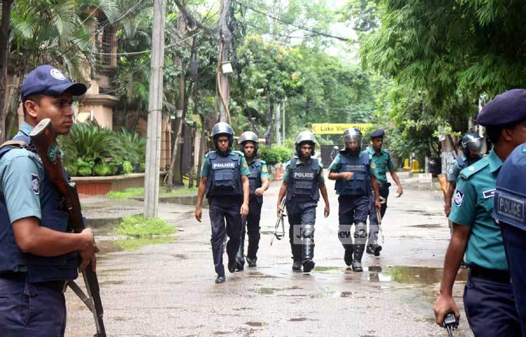 নিশ্চিদ্র নিরাপত্তার জন্য পুলিশি টহল বাড়ানো হয়েছে। গুলশান এলাকার বাসিন্দারের মধ্যে এখনও আতঙ্ক কাটেনি। ছবি : বিপ্লব দিক্ষিৎ।
